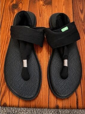 Sanuk Yoga Matt Black Toe-Loop Sandals with Fabric Strap